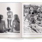Zwei schwarz-weiße Fotos von Menschen am Strand, die in entspannter Atmosphäre in Bademode miteinander reden und sich sonnen.