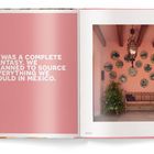 Text auf rosa Hintergrund: "IT WAS A COMPLETE FANTASY. WE PLANNED TO SOURCE EVERYTHING WE COULD IN MEXICO." Seite mit Wanddekoration.