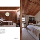 Linke Seite: "Lorem ipsum" Textblock. Rechte Seite: Schlafzimmer mit Holzwänden, Doppelbett, Bild an der Wand.