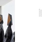 Links „Three Elektras“ Skulpturen von Lynn Chadwick, 1969. Zwei abstrakte, kantige Figuren mit dunkler Farbpalette.