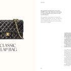 Text links: "CLASSIC FLAP BAG".  
Illustration einer klassischen schwarzen Tasche mit goldener Kette.