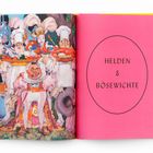 "HELDEN & BÖSEWICHTE" in schwarzem Text auf pinkem Hintergrund. Links: Bunte, fantasievolle Illustration mit Figuren in Kostümen.