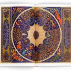 Arabische Schrift in kunstvollem Rahmen, zeigt detaillierte astrologische Illustrationen und reiche Ornamente in Blau und Gold.
