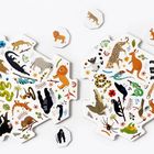 Illustration von Puzzleteilen mit bunten Tiermotiven, darunter Löwen, Kängurus, Schlangen und Affen.