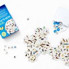 Spielanleitung: "Erste*r sein Flügel" auf blauer Schachtel. Viele Spielkärtchen mit Tier- und Pflanzenillustrationen.