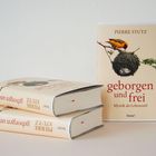 Buchcovertext: "geborgen und frei - Mystik als Lebensstil". Ein Vogel sitzt auf einem Nest; zwei Bücher liegen gestapelt.