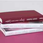 Drei Bücher mit dem Titel "Tragen wurde eine Option" und Autor "STEFFI TAUBER", gestapelt auf einem pinken Untergrund.