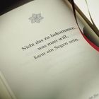 „Nicht das zu bekommen, was man will, kann ein Segen sein.“ Ein geöffnetes Buch mit rotem Leseband.