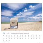 06 | 2027 Ostseeküste Wind und Wellen – Sand und Meer. Ein Strandkorb mit der Nummer 131 steht am Strand unter blauem Himmel.