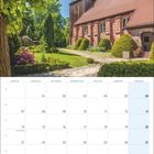 06 | 2027. Kalenderseite mit Bild einer malerischen Kirche umgeben von gepflegtem Garten und blühenden Büschen.