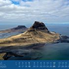 Text: Juli, July, Juillet, Juli, ISLÄNDER. Kalenderansicht Juli 2023. Landschaft mit markantem Berg am Meer.