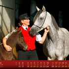 Text: "MAI", "May", "Mal", "Mei", Kalender des Monats Mai. Eine Person in roter Weste mit zwei Pferden im Sonnenlicht.