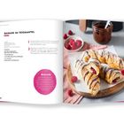 "Banane im Teigmantel" Rezept mit Nussnougatcreme und Himbeeren. Bild zeigt gefüllte Teigröllchen und Himbeeren.