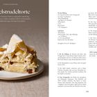 Apfelstrudeltorte: Rezept mit Zutatenliste und Zubereitungsschritten. Links ein Stück Torte auf einem Teller mit Gabel.