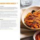 "Green Goddess Sauce (zu Blumenkohl)": Anleitung für ein Rezept. Bild zeigt Blumenkohl mit grüner Sauce und Kräutern.