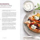Ofen-Süßkartoffeln mit Rote-Bete-Salat und Fetadip. Zwei gefüllte Süßkartoffeln auf einem Teller mit Dip und Dill.