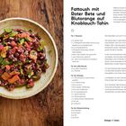 "Fattoush mit Roter Bete und Blutorange auf Knoblauch-Tahin" ist eine Rezeptbeschreibung mit Zutaten und Zubereitungsschritten. Links auf einem Teller ist ein bunter Salat mit frischen Kräutern.