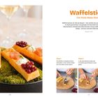 "Waffelsticks mit Rote-Bete-Kaviar" steht groß. Links Waffeln mit Kaviar und Lachs auf Moos präsentiert. Rechts Anleitung in drei Schritten.