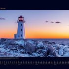 Oben links "01 Januar". Ein Leuchtturm steht auf schneebedeckten Felsen, umgeben von Meer, im Sonnenaufgang.