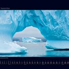 "09 September. Watching iceberg through iceberg. Umimmaat fjord (Grönland), Sommer 2018." Ein Eisberg mit archähnlichem Durchgang.