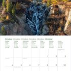 Kalenderblatt Oktober mit Tagen und verschiedenen Sprachen. Herbstliche Berglandschaft mit Wasserfall und schneebedeckten Gipfeln.