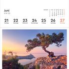 Kalenderseite: Juni KW 25. Daten vom 21. Montag bis 27. Sonntag. Foto: Küste in der Krim, Ukraine, mit Baum und Meer.