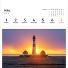 Kalenderseite: März KW 9, Tage von Montag 1 bis Sonntag 7. Bild: Leuchtturm Westerheversand im Sonnenuntergang.