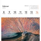 Februar, KW 6. Wochentage von 8. bis 14., Montag bis Sonntag. Darunter eine dynamische Welle bei Sonnenuntergang.