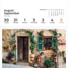 Kalender: August, September, KW 35. Bild zeigt rustikale Hausfassade mit Tür, Fenster, grünen Fensterläden, Pflanzen. Valdemossa, Spanien.