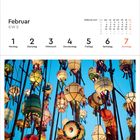 Februar KW 5: Montag 1 bis Sonntag 7. Bunte Laternen hängen an Stangen, leuchtend vor blauem Himmel. Standort: Seoul, Südkorea.