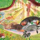 Mit der Zeit wuchs der Garten. Ein Zuhause. Tiere schlafen friedlich in einer Hängematte im Wald.