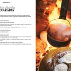 Rezept für Kvarabia und Zubereitung. Rechts kocht jemand Teigstücke in einem Kessel über offenem Feuer. Links servierfertig.