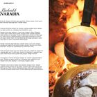 Seite 12, Käsekroketts KVARABIA, links Text, rechts Kochszene mit Hand, Topf über Feuer, Teigstücke auf Holzbrett.