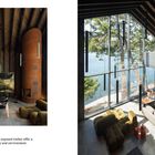 Unfinished floorboards and exposed timber offer a connection. Ein modernes Interieur mit Holzdetails und großem Fenster mit Seeblick.