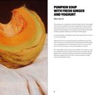 Rezept für Kürbissuppe mit frischem Ingwer und Joghurt. Zutaten und Zubereitungsschritte sind aufgelistet. Illustration: Kürbisstück.