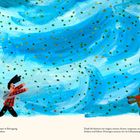 Texte: "Was du nicht siehst...", "Dank ihr können wir...". Bunte Malerei, Personen und Hund in einem Strudel aus Punkten.