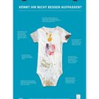 KÖNNT IHR NICHT BESSER AUFPASSEN? Ein Baby-Body ist mit verschiedenen bunten Flecken bemalt.