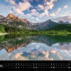 Text: "Alpen 06", "Almsee, Totes Gebirge (Österreich)". 

Ein ruhiger See spiegelt Berge und Abendwolken.