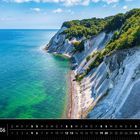 „Dänemark 06“, darunter Kalender mit Daten. Steilküste mit grünen Bäumen, weißer Felswand und türkisfarbenem Meer.