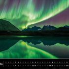 Kalender mit Nordlichtern, datiert auf Juni. Berge und Nordlichter spiegeln sich in einem ruhigen See.