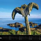 Kalenderbild mit "Schottland 06". Ein Walknochen an einer Küste, felsige Landschaft und ruhiges Meer bei blauem Himmel.