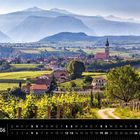 Kalender: Südtirol Juni, zeigt eine idyllische Landschaft mit Weinbergen, Dorf und Bergen im Hintergrund.