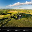 Toskana 06, Landgut mit Feldern in der Crete Senesi. Grüne Hügel und Felder, blauer Himmel mit Wolken.