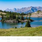"Wie gemalt: Insidylle im Herzen des Banff National Park."  
Eine Landschaft mit See, Bergen und Bäumen. Unten Kalender.