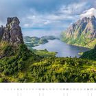 „Straumneset, Skutvik, Ofoten“ steht unten klein. Im Vordergrund sind grüne Berge, im Hintergrund Wasser und Wolken.
