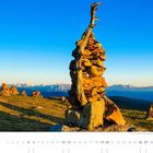 06 unten, "Die Stoanernen Mandln in den Sarntaler Alpen mit Dolomitenpanorama". Steintürme im Sonnenlicht vor Bergkulisse.