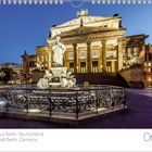 Konzerthaus Berlin, Deutschland. Eine beleuchtete Statue vor dem Konzerthaus. Kalenderseite zeigt Juni mit Datum.