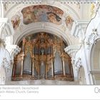 Abteikirche Niederalteich, Deutschland. Prachtvolle Orgel mit weißen, verzierten Wänden und Deckenfresken. Kalenderseite.