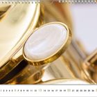 Zahlen: 6, 1-30. Nahaufnahme eines goldenen Saxophons mit Fokus auf einem Perlmuttknopf.