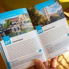 "Doppelseite eines Reiseführers: Links 'Camden Market', rechts 'Westminster Abbey'. Enthält Tipps und kurze Beschreibungen."